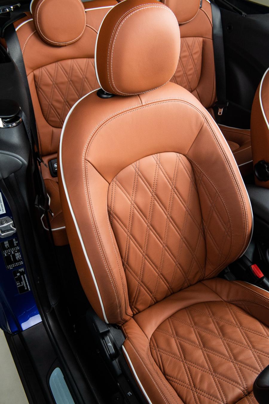 Интерьер Mini Cooper Cabrio (F57) 2018 года  (SG) (фото 10 из 15)